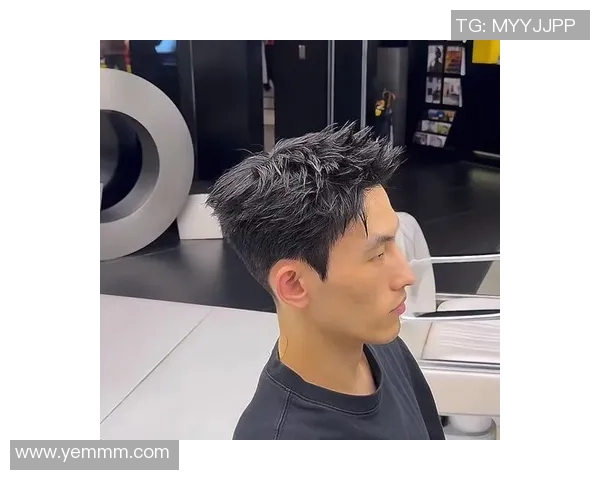 日本足球球星亲身示范发型潮流引领年轻人理发新风尚